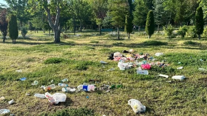 Türkiye Maçı Sonrası Kirlilikten Yürünemez Hale Gelen Parkı Ruslar Temizledi